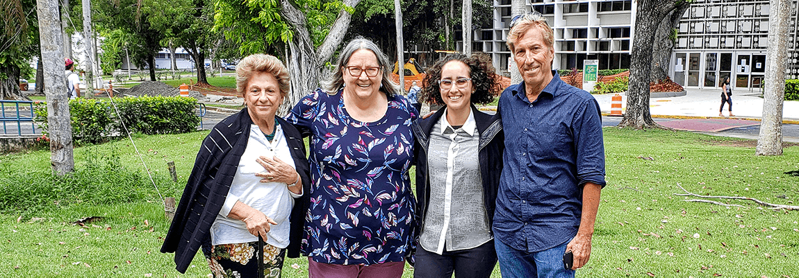 De izquierda a derecha, la Dra. Alma Simounet Bey, la Prof. H. Jane Barnes Slown, la estudiante Christine Muñoz Príncipe y el Dr. David Auerbach, consejero de tesis.