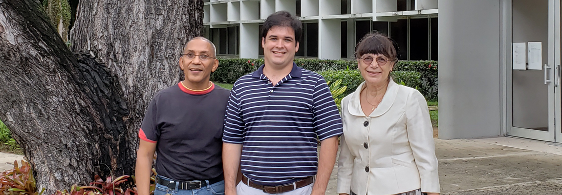 El Dr. Víctor R. Castro, consejero de tesis, el estudiante Daniel Montaño Ferreira y la Dra. Tinna Stoyanova.