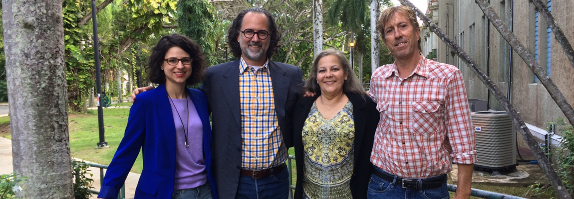 De izquierda a derecha: Marinellie Vargas Hernández, el Prof. Luis A. García Nevares, la Lic. Melanie Kinch y el Prof. David Auerbach, consejero de tesis.