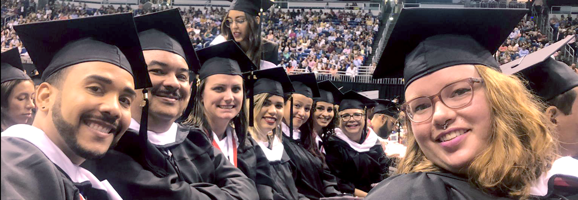 Abdiel Reyes, Carlos Rodríguez, Colleen Dwyer, Natalia Pérez, Génesis Cumba, Cristina Molina, Josefina Rohena y Sarah Yates Gibson disfrutan durante la ceremonia de graduación.