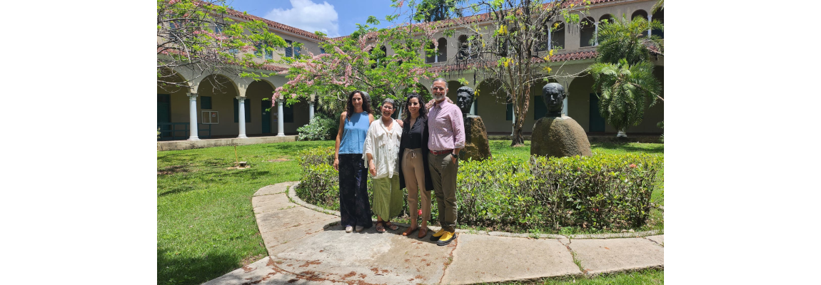 De izquierda a derecha, la doctora Rosa E. Guzzardo Tamargo, la doctora Aurora Lauzardo Ugarte, la estudiante Laura M. Adorno Monserrate y el doctor Luis García Nevares, consejero de tesis.