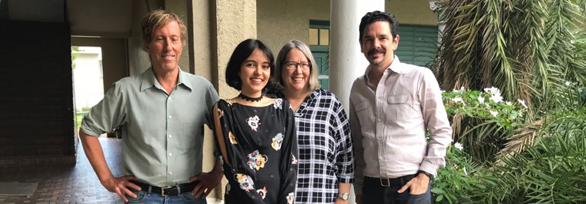 De izquierda a derecha: el Dr. David Auerbach, la estudiante Isabel E. Pérez Vázquez, la Prof. Jane Ramírez y el Dr. Don Walicek, consejero de tesis.
