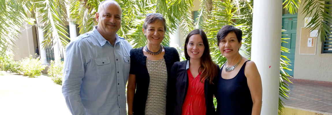 De izquierda a derecha: el Dr. Mario Roche Morales, la Dra. María C. Hernández, Julinés Muñiz Oliver y la Prof. Yvette Torres, consejera de tesis.
