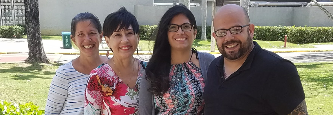 De izquierda a derecha: la Dra. Aurora Lauzardo, la Prof. Yvette Torres, consejera de tesis, la estudiante Karen Aponte Acevedo y el Dr. Alejandro Álvarez Nieves.
