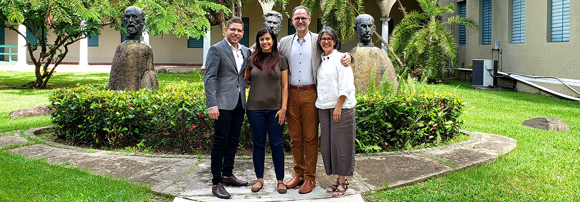 De izquierda a derecha, el Dr. Gabriel Rodríguez Martínez, la estudiante Lyssia Sosa Borrero, el Dr. Luis A. García Nevares, consejero de tesis, y la Dra. Aurora Lauzardo Ugarte.