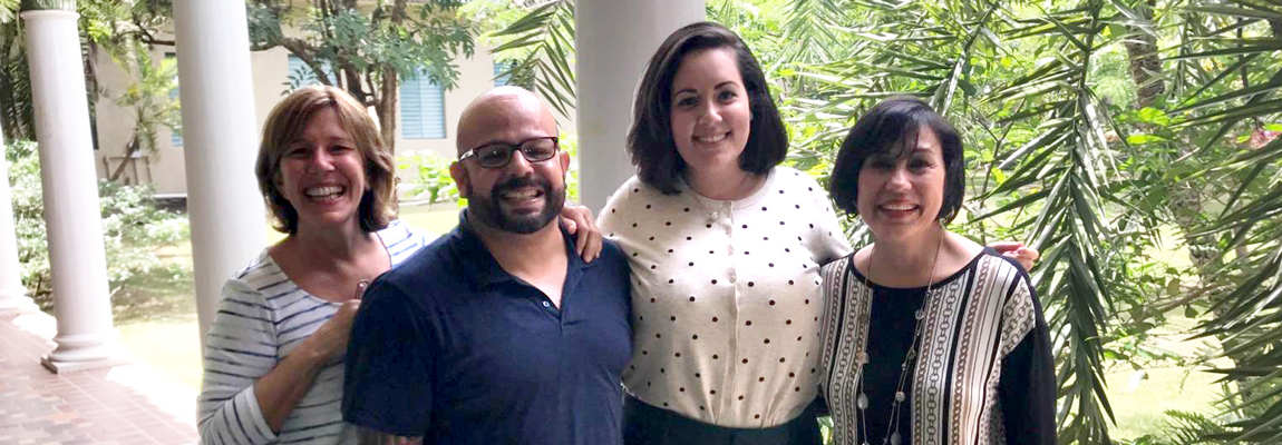 De izquierda a derecha: la Dra. Aurora Lauzardo, el Dr. Alejandro Álvarez Nieves, consejero de tesis, la estudiante Melany Z. Flores Collazo y la Profa. Yvette Torres.