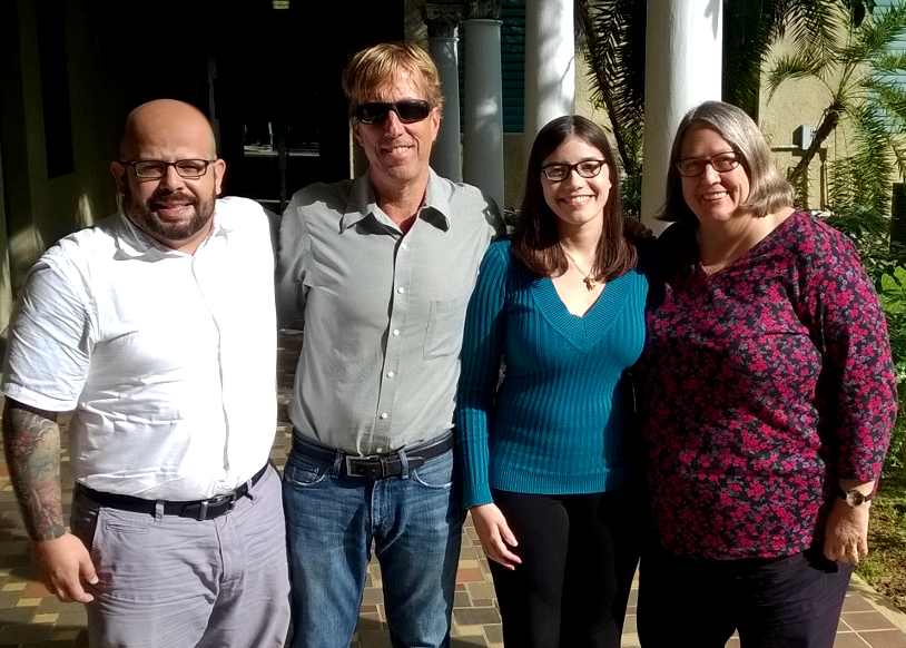De izquierda a derecha, el Dr. Alejandro Álvarez, el Dr. David Auerbach, consejero de tesis, la estudiante Melissa González Trelles y la Prof. H. Jane Ramírez