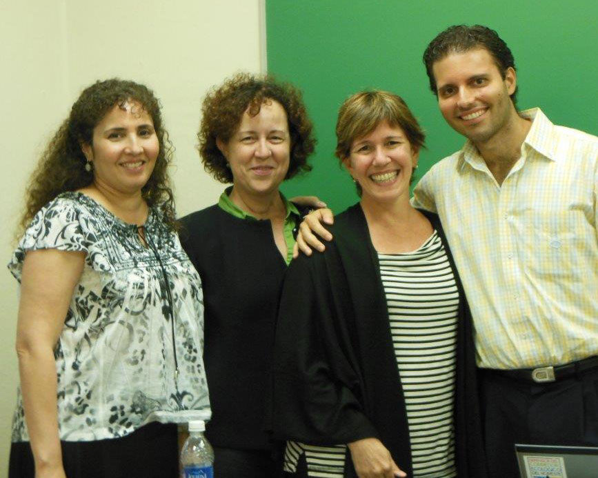De izquierda a derecha, la Prof. Roselina Rivera, la Dra. María M. Carrión, la Dra. Aurora Lauzardo, consejera de tesis, y el estudiante Richard Díaz-Cataldo.
