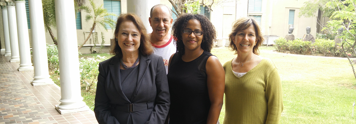 De izquierda a derecha: la Dra. M. Charlotte Ward, consejera de tesis, el Dr. Robert Dupey, Sasha Dávila Brugman y la Dra. Aurora Lauzardo.