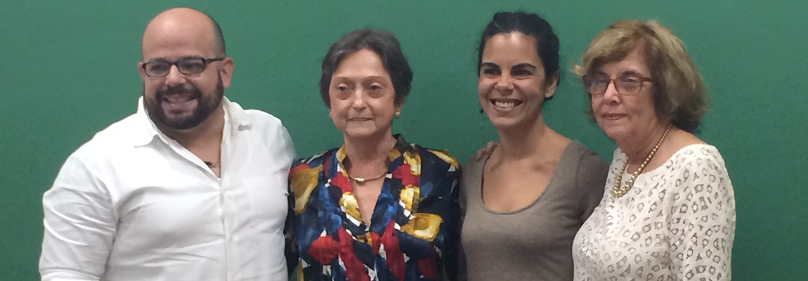 De izquierda a derecha: el Dr. Alejandro Álvarez Nieves, la profesora Carmen E. Díaz, Zinnia M. Cintrón Marrero y la Dra. Lydia Santiago.