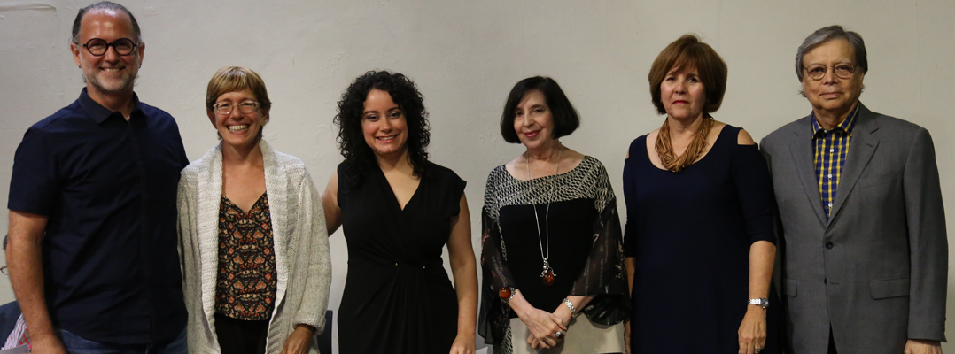 Pabsi Livmar González Irizarry acompañada de varios profesores de la Facultad de Humanidades.