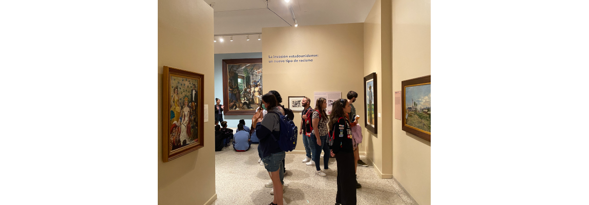 Los visitantes del museo exploran la exposición.